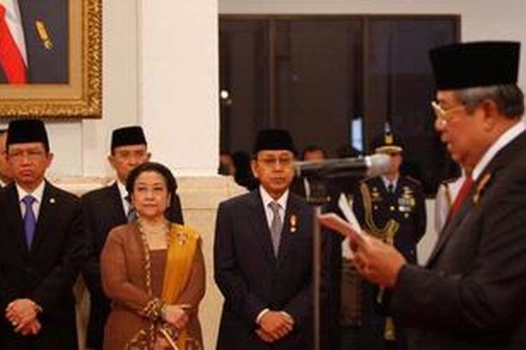 Putri Soekarno, Megawati Soekarnoputri dan Wakil Presiden Boediono hadir dalam pemberian gelar Pahlawan Nasional kepada Soekarno dan Muhammad Hatta yang diberikan Presiden Susilo Bambang Yudhoyono di Istana Negara, Jakarta, Rabu (7/11/2012). Presiden dan Wakil Presiden pertama Republik Indonesia tersebut dinilai berperan penting dalam perjuangan kemerdekaan dan menggagas serta menciptakan landasan konsititusional Republik Indonesia yakni Undang-Undang Dasar 1945. 