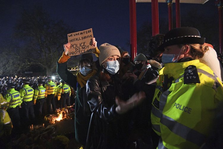 Malam memorial untuk Sarah Everard yang diduga tewas karena dibunuh polisi. [Victoria Jones/AP]