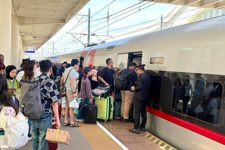 23.000 Orang Naik Whoosh Tiap Hari Saat Libur Sekolah, Stasiun Halim Terpadat