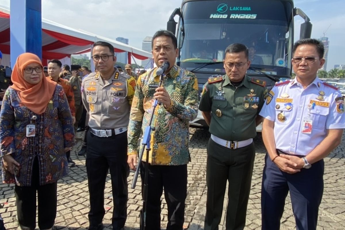 Masyarakat yang mengikuti program Mudik Gratis Pemerintah Provinsi (Pemprov) DKI diberangkatkan dari Silang Monas, Jakarta Pusat, pada hari ini, Kamis (4/4/2024).