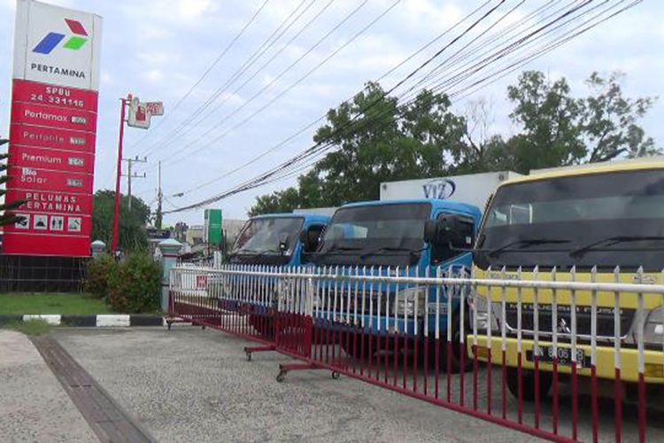 Sejumlah truk antre karena SPBU di Jalan Semabung Pangkal Pinang, Kepulauan Bangka Belitung, tidak memiliki stok BBM.