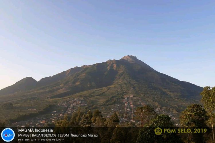 Penampakan Gunung Merapi dari Pos Selo, Boyolali, Senin (18/11/2019) pukul 06.02 WIB.