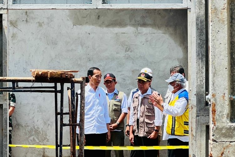 Presiden Joko Widodo saat meninjau langsung perkembangan pembangunan rumah tahan gempa di Desa Sirnagalih, Kecamatan Cilaku, Kabupaten Cianjur, pada Senin (5/12/2022).