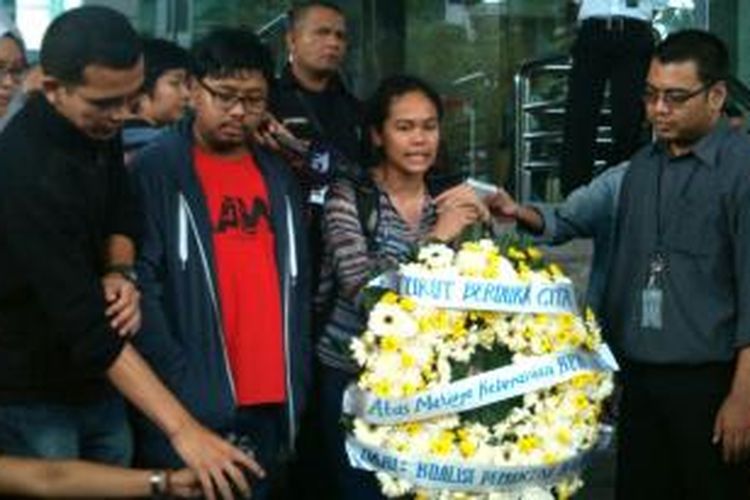Koalisi Pemantau Praperadilan menyerahkan karangan bunga ke KPK sebagai bentuk dukacita atas 