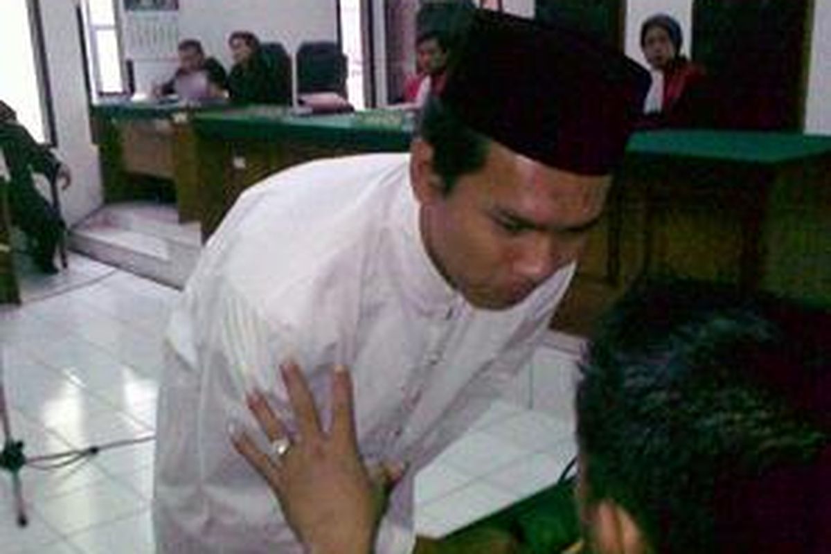 Terdakwa kasus pembunuhan dengan mutilasi terhadap Heri Santoso, Very Idham Henyansyah alias Ryan (30), berkonsultasi dengan tim kuasa hukumnya seusai dituntut hukuman mati oleh jaksa penuntut umum, Senin (23/3) di Pengadilan Negeri Depok, Jawa Barat.