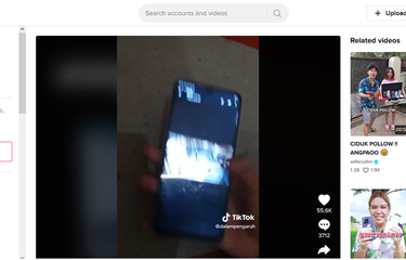 Video menunjukkan handphone seseorang yang terkena virus yang diduga bernama virus virtex
