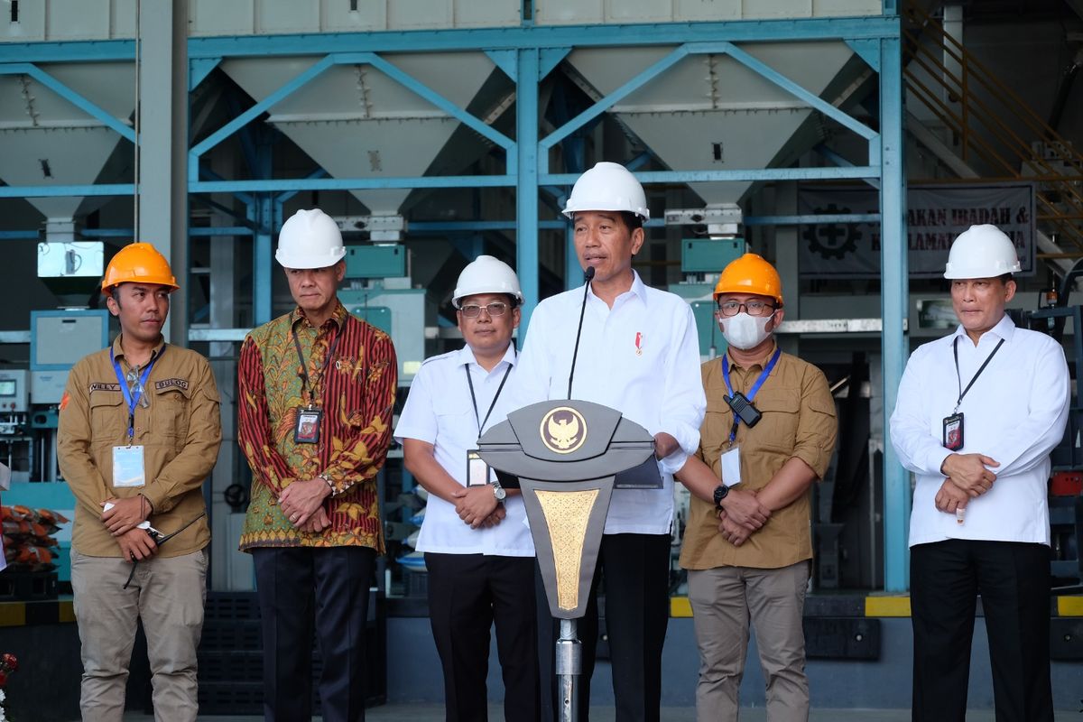 Presiden Joko Widodo (Jokowi) meresmikan Sentra Penggilingan Padi Modern / Modern Rice Milling Plant (MRMP) milik Bulog yang berlokasi di Sragen, Jawa Tengah, Sabtu (13/3/2023)