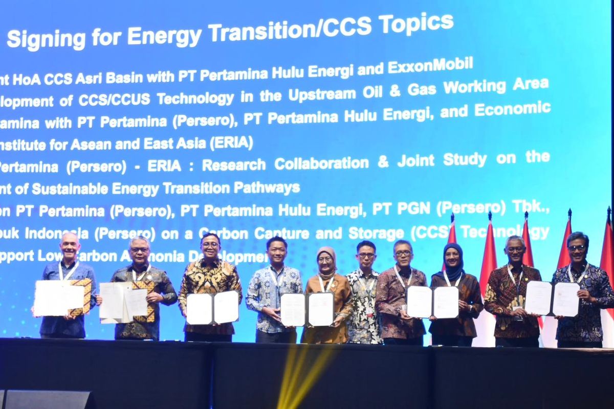 Wakil Direktur Utama Pertamina Oki Muraza Bersama Direktur SPPU Pertamina Emma Sri Martini dan Jajaran Direksi Subholding Pertamina melakukan sesi foto bersama usai Signing For Energy Transition/CCS Topics saat acara 50th IPA Convex Day 2 yang diselenggarakan di ICE BSD, Tangerang, Banten pada Kamis (21/5/2026)
