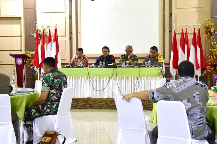 Penjagub Gorontalo Hamka Hendra Noer didampingi Kajati Gorontalo, Danrem 133 NWB dan yang mewakili Kapolda Gorontalo saat mengikuti rapat terbatas bersama Forkopimda Gorontalo terkait Pemilu 2024.