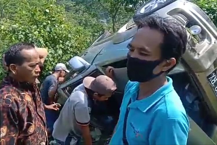 Mobil berpenumpang rombongan wisatawan yang masuk jurang di Lampung Selatan, Selasa (1/6/2021) siang.