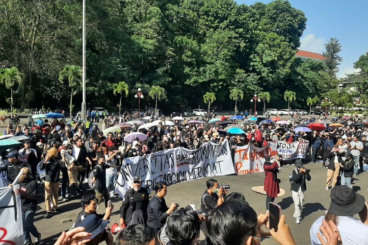 Aliansi Mahasiswa UGM saat melakukan aksi menolak uang pangkal. Aksi ini digelar di Balairung UGM, Senin (13/03/2023)