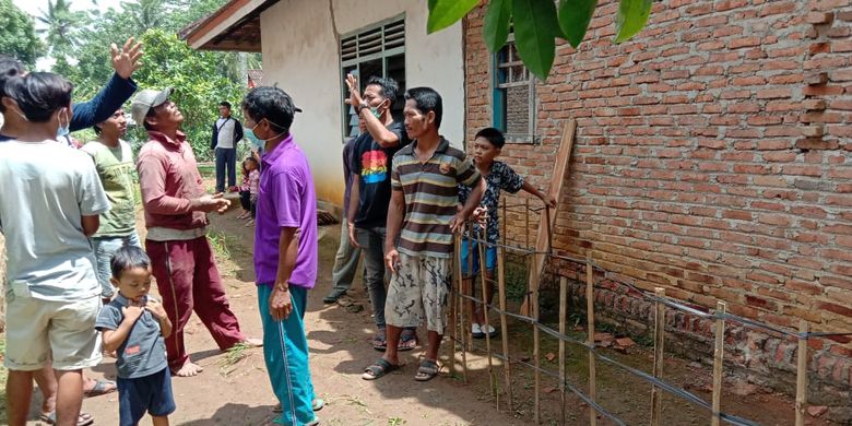 Lokasi batu yang diduga meteorit di belakang rumah warga di Lampung Tengah. (FOTO: Dok. Warga)