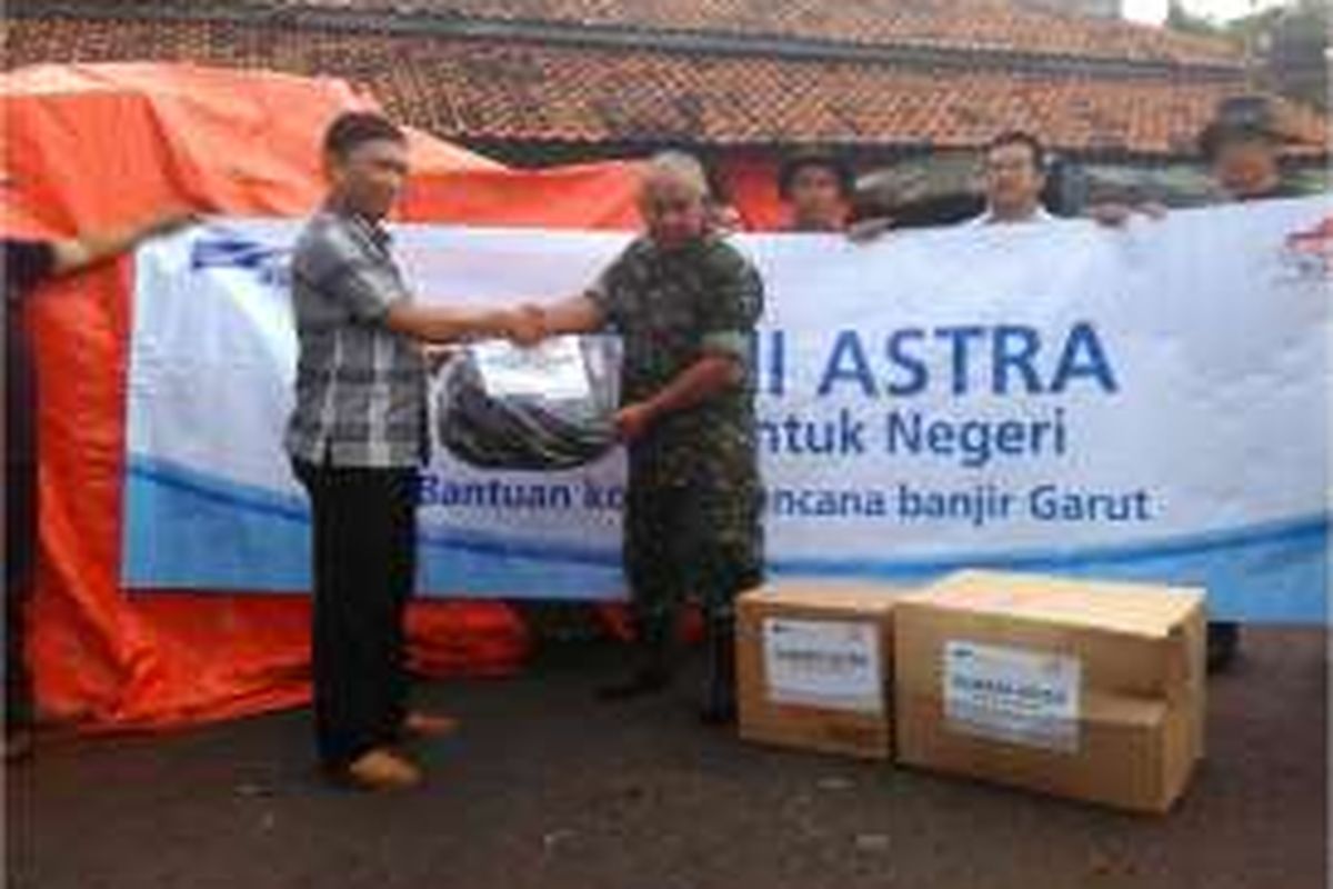 Dok Astra - Head of Operation Department AstraInternational Edi Sasmityono (kiri)menyerahkan bantuan kepada Kodim Garut 06/11 yang diterima oleh Kapten Danzaini. Bantuan berupa ratusan selimut, seragam sekolah, baju anak dan dewasa, paket alat tulis, paket peralatan mandi dan tas sekolah (27/9).