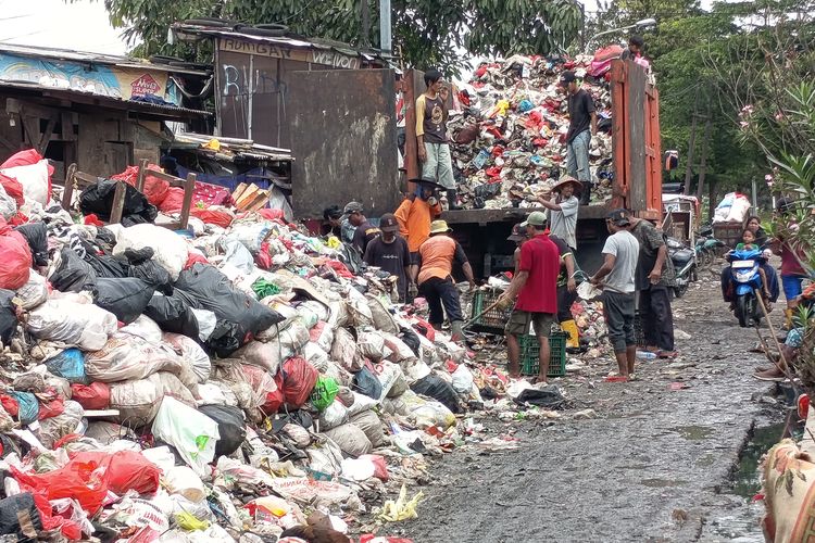 Menggunung 4 Meter, Pengangkutan Sampah TPS Rawadas Ditargetkan Rampung Hari Ini