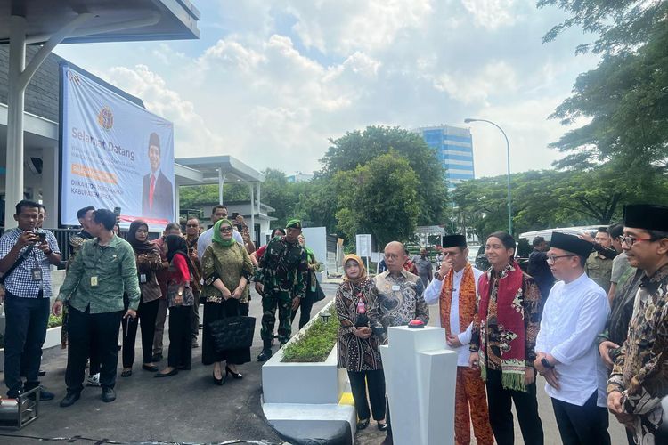  Wakil Menteri Agraria dan Tata Ruang/Wakil Kepala Badan Pertanahan Nasional (ATR/BPN) Raja Juli Antoni meresmikan renovasi eksterior Kantor Pertanahan (Kantah) Kabupaten Bekasi di Provinsi Jawa Barat, Jumat (19/4/2024). Peresmian ini ditandai dengan penekanan tombol sirine serta penandatanganan prasasti oleh Raja Juli beserta jajaran di Kantah Kabupaten Bekasi, Jumat (19/4/2024).