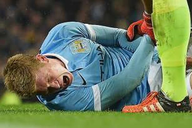 Kevin De Bruyne mengerang kesakitan pada pengujung laga antara Manchester City dan Everton, Rabu (27/1/2016). 