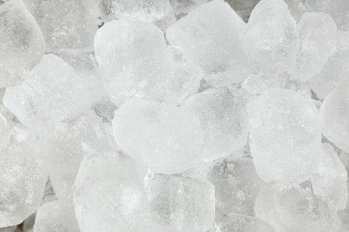 Mengapa Es Batu Berbau? Ini Penyebab dan Cara Mengatasinya
