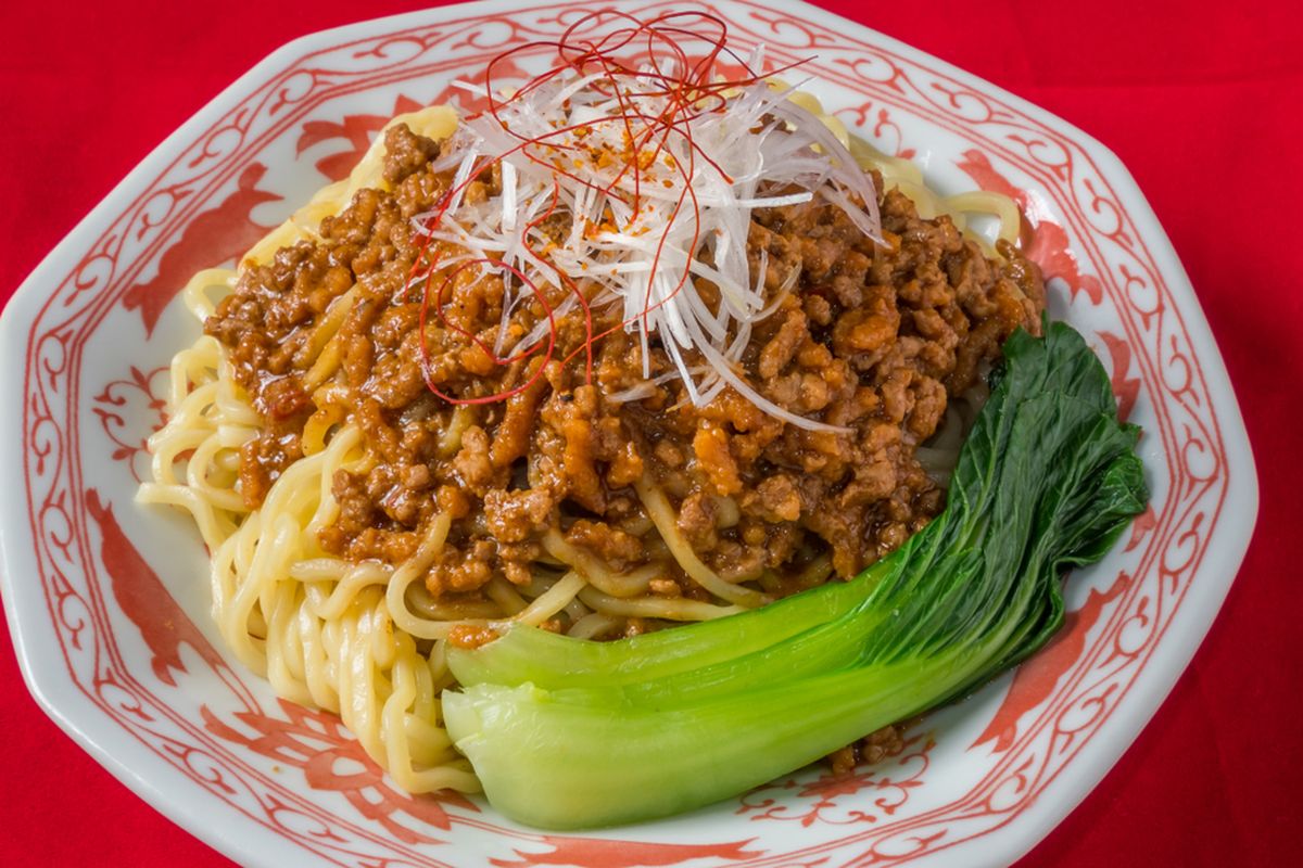 Ilustrasi dan-dan noodles atau mi dan-dan. 