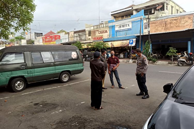Polisi memeriksa lokasi kejadian pencurian uang tunai Rp 427 juta dari mobil milik Suprapto di depan Pasar Wlingi, Kabupaten Blitar, Jawa Timur, Senin (25/10/2021)