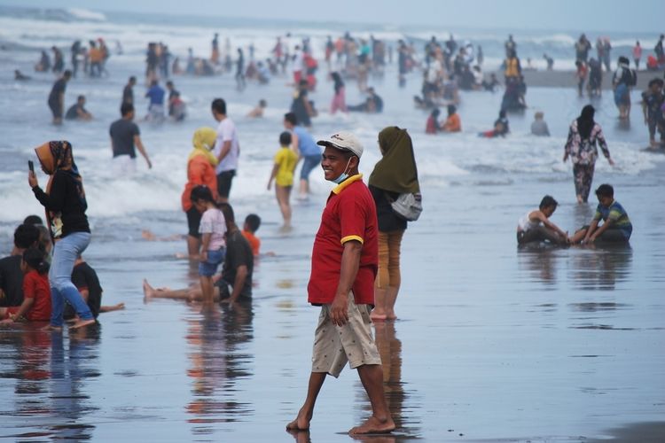 Ilustrasi pengunjung memadati Pantai Parangtritis, DI Yogyakarta, salah satu destinasi wisata populer di Indonesia. Pantai Parangtritis setiap tahun dijadikan sebagai tempat padusan oleh warga Yogyakarta dan sekitarnya.

