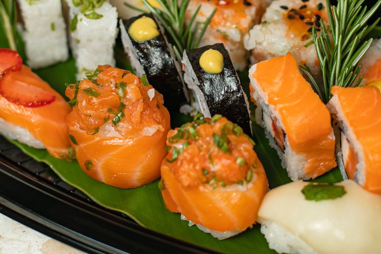 Ilustrasi Sushi nigiri menggunakan topping gonad bulu babi