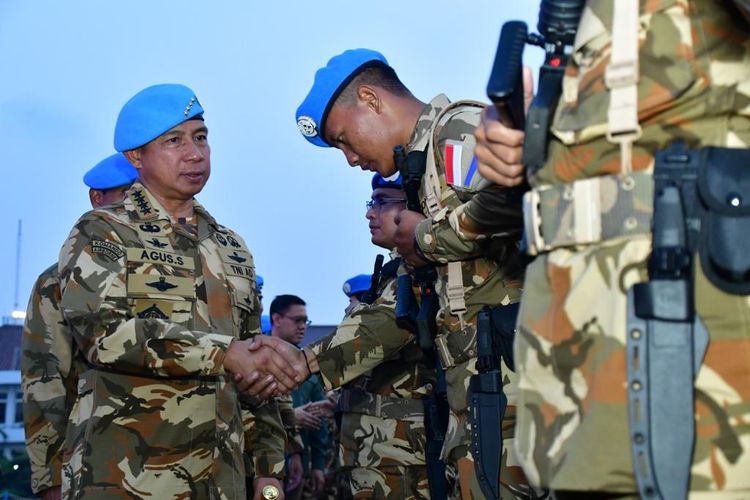 Panglima TNI Jenderal Agus Subiyanto melepas 120 prajurit pasukan perdamaian PBB yang tergabung dalam Satuan Tugas (Satgas) Kontingen Garuda (Konga) MTF XXVIII-O/United Nations Interim Force in Lebanon (UNIFIL) TA 2023, pada Senin (11/12/2023).  Prajurit yang terdiri dari 32 perwira, 51 bintara, dan 20 tamtama itu diberangkatkan dari Dermaga Komando Lintas Laut Militer (Kolinlamil), Jakarta Utara.