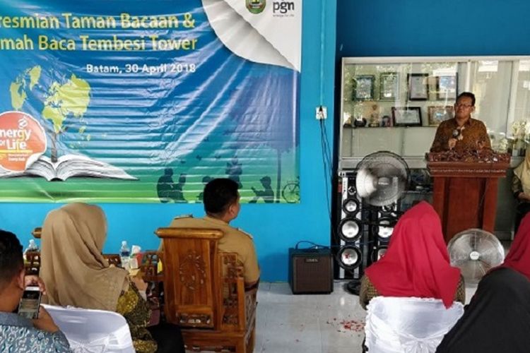 Kepala Divisi CSR PGN Sumarsony saat meresmikan taman bacaan dan rumah baca di Tembesi Tower, Kelurahan Tembesi, Kecamatan Sagulung, Batam (30 April 2018).