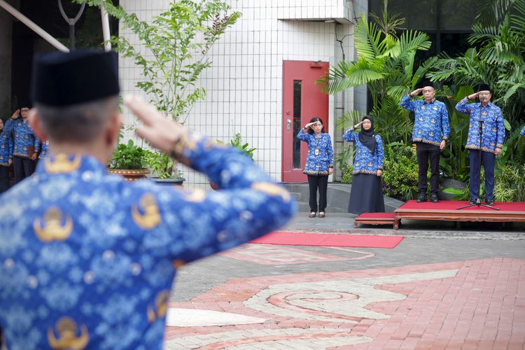 Menteri Sosial (Mensos) Saifullah Yusuf dalam apel pagi di halaman Kantor Kemensos, Senin (17/2/2025).