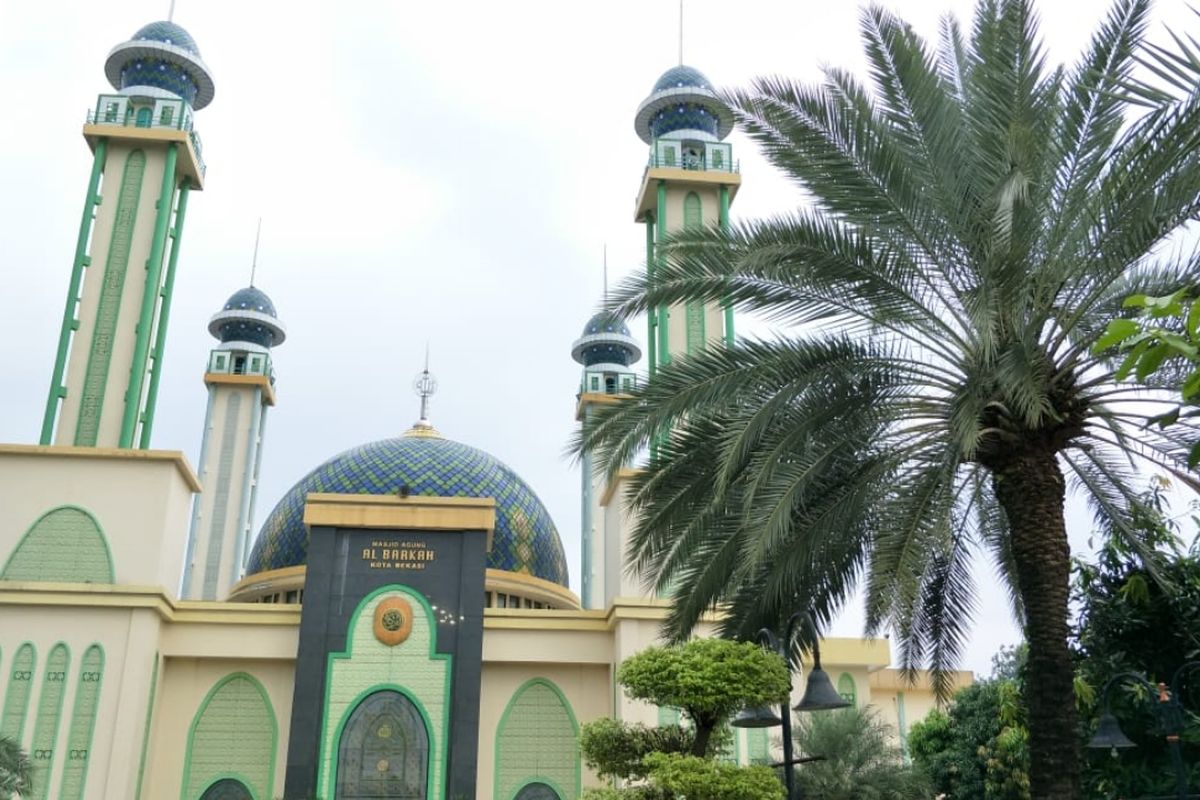 Pohon kurma menghiasi area Masjid Agung Al-Barkah, Jalan Veteran, Bekasi Selatan, Kota Bekasi, Rabu (8/5/2019).