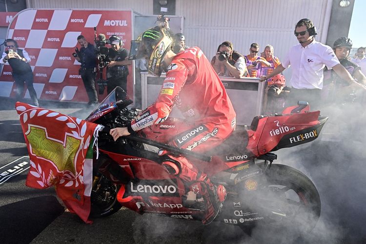 Pebalap Ducati asal Italia, Francesco Bagnaia, merayakan gelar juara dunia MotoGP 2022 setelah balapan Grand Prix MotoGP Valencia di Ricardo Tormo di Cheste, dekat Valencia, pada Minggu 6 November 2022.