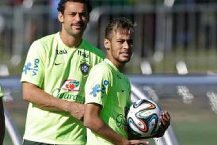 Dua striker Brasil, Fred dan Neymar saat berlatih