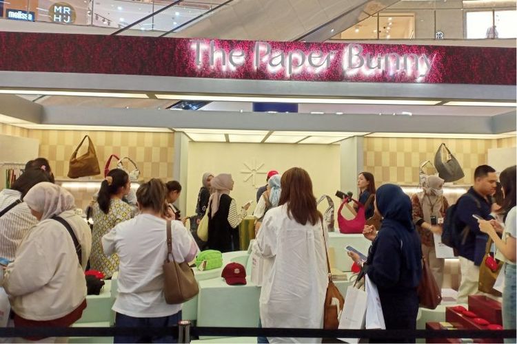 Pengunjung memadati booth The Paper Bunny.