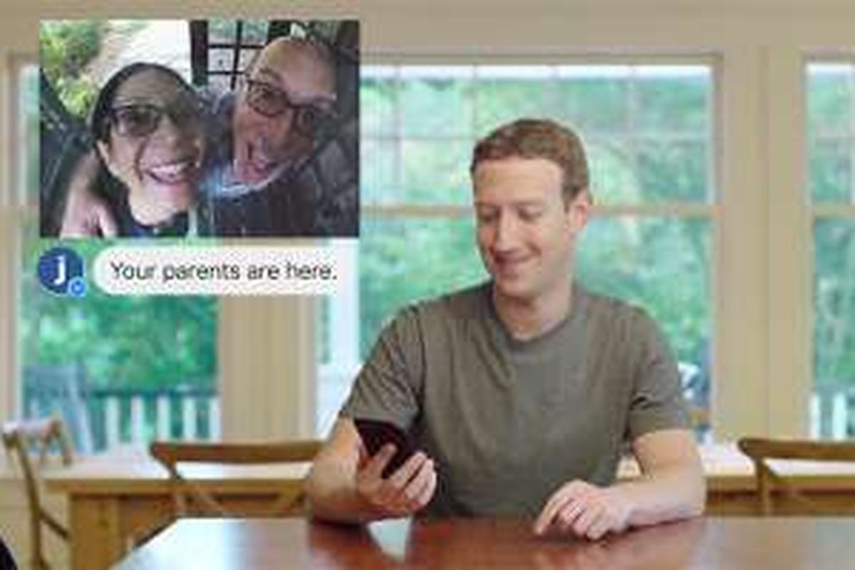 AI Jarvis mengenali orang tua Zuckerberg yang datang berkunjung dalam video yang diunggah ke Facebook. 