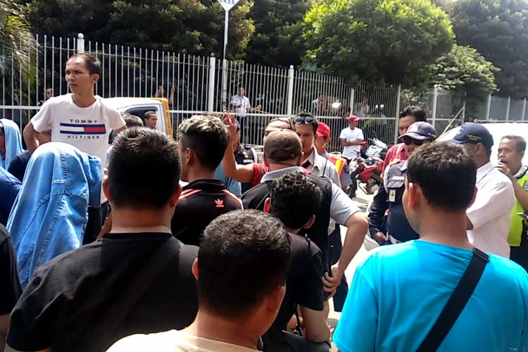 Puluhan Penumpang KMP Mutiara Yangasih tersisa di Pelabuhan Bakauheni berdemo dengan Mblokir Jalan Masuk dan Keluar Dermaga di Pelabuhan Bakauheni. Sabtu (8/6/2019).