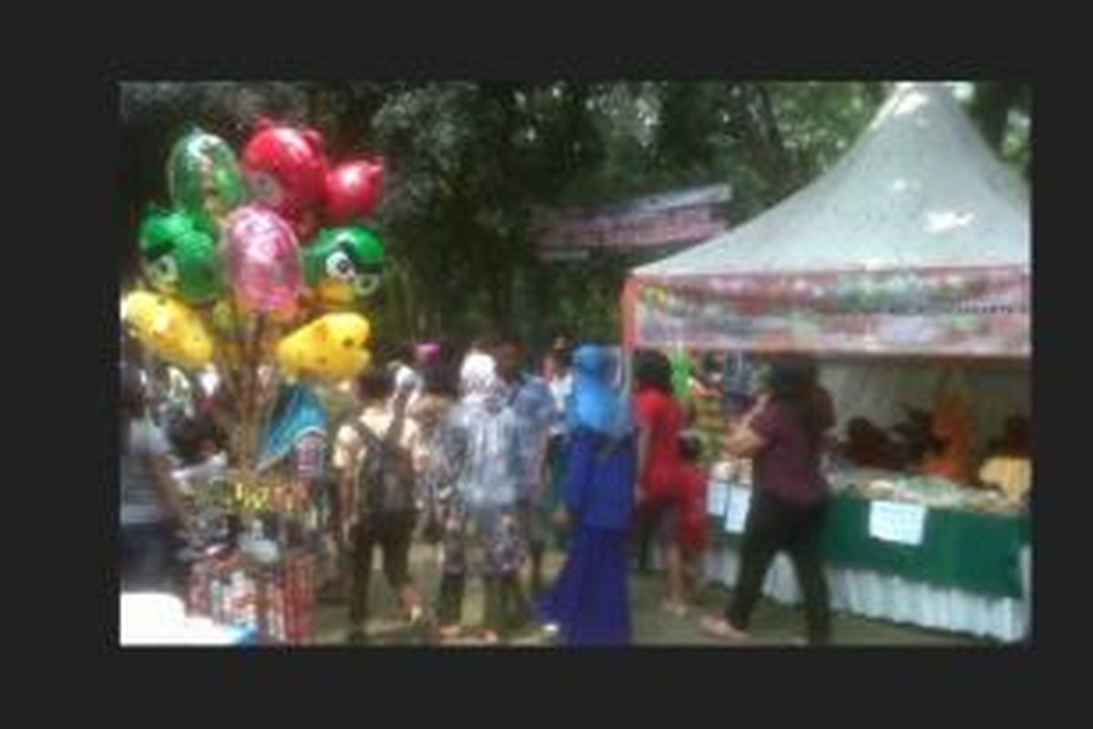 Warga antusias menghadiri Festival Budaya Betawi 2014 di Hutan Kota Srengseng, Jakarta Barat, Sabtu (30/8/2014).