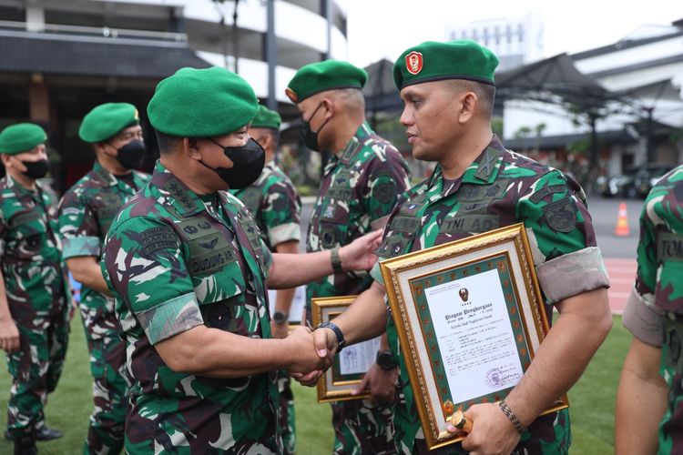 Kepala Staf Angkatan Darat (KSAD) Jenderal Dudung Abdurachman memberikan penghargaan kepada 47 personel gabungan TNI AD dan Polri yang berhasil melumpuhkan Wabin Tabuni.
