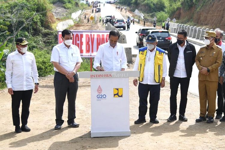 Gubernur Sumut Edy Rahmayadi mendampingi Presiden Joko Widodo meresmikan pembangunan jalan dan jembatan Balige By Pass (lingkar luar) Kabupaten Toba di Kecamatan Balige.