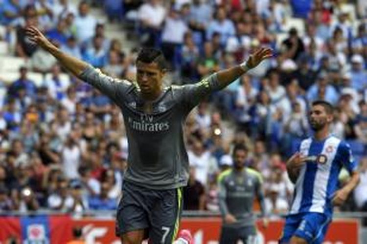 Bomber Real Madrid, Cristiano Ronaldo, seusai mencetak gol ke gawang Espanyol pada laga lanjutan Primera Division, di Stadion Cornella-El Prat, Sabtu (12/9/2015). 