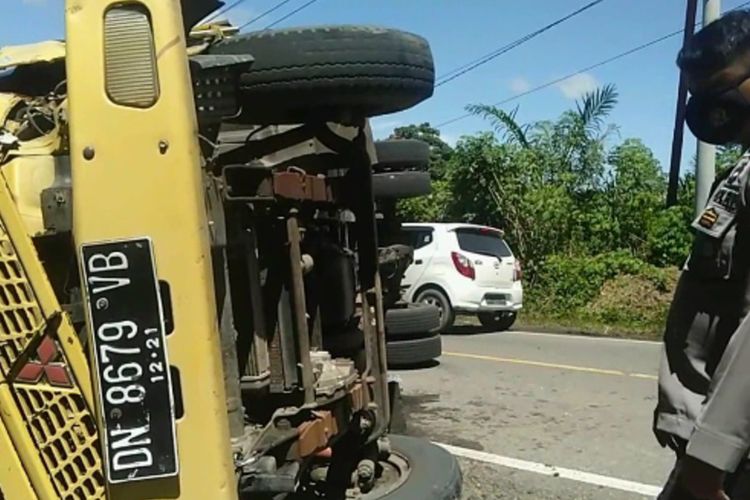 Truk bermuatan obat dan peralatan medis terguling di Jalan Trans Sulawesi, Mamuju Tengah, Sulawesi Tengah, Senin (30/8/2021).