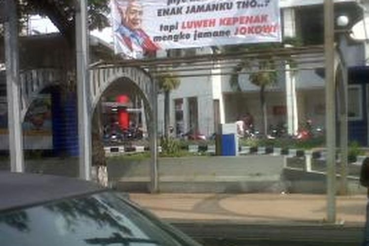 Spanduk dari Mantan Presiden RI, Soeharto mendukung Jokowi beredar luas di Kota Semarang, Jum'at (27/6/2014).