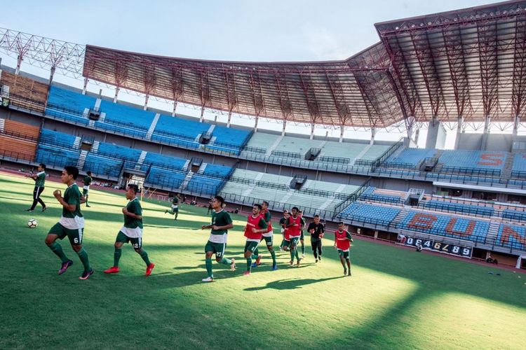 Para pemain Persebaya Surabaya berlatih di Stadion Gelora Bung Tomo.