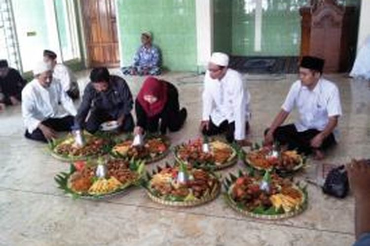 Forum Komunikasi Relawan Jokowi- JK di Jember, Jawa Timur, merayakan pelantikan presiden dan wakil presiden dengan memotong tujuh tumpeng, Senin (20/10/2014).