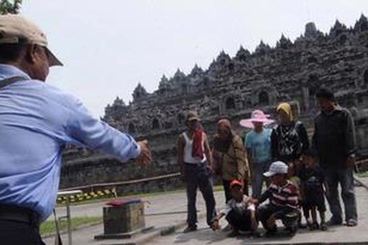 Wisatawan bersiap berfoto bersama saat berkunjung ke Candi Borobudur, Kabupaten Magelang, Jawa Tengah, Minggu (28/11/2010).