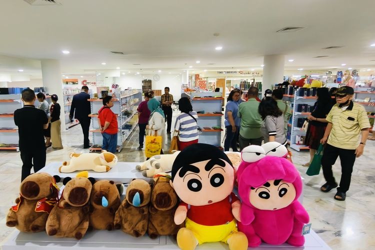 Sejumlah boneka tertata rapi di pusat grosir bertajuk China Market Indonesia Pavilion yang resmi dibuka di Pasar Atom Tahap V Lantai 1 Surabaya, Jawa Timur, Kamis (13/11/2025) siang.