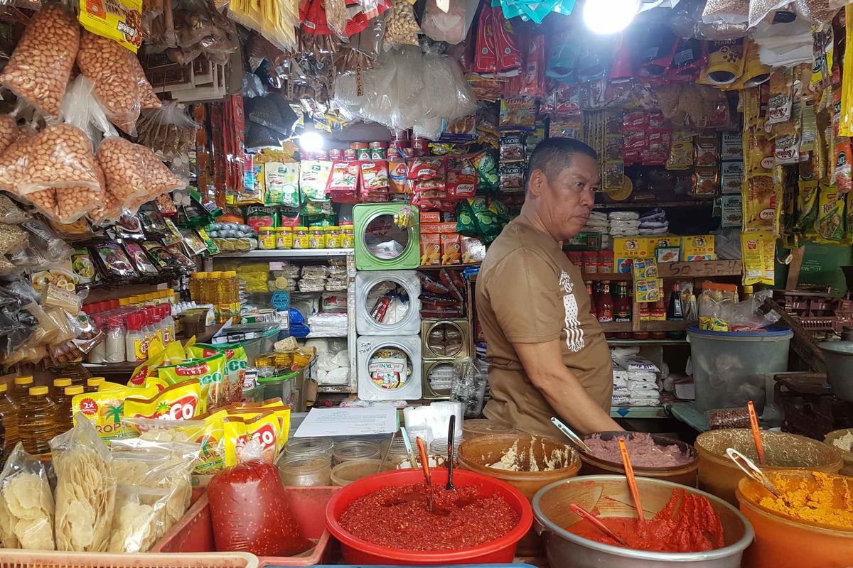 Pedagang di Pasar Grogol, Jakarta Barat, Kamis (8/4/2021).