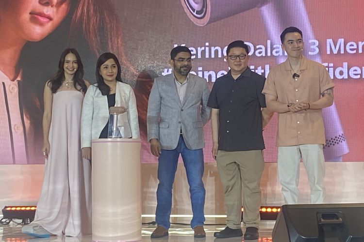 Enzy Storia Grace Devina, dan Rey Nathanael pada acara peluncuran produk Philips BLDC Hair Dryer 8000 Series di Central Park Mall, Jakarta Pusat, Jakarta Barat, Sabtu (17/5/2025).
