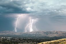 Prediksi BMKG: Potensi Hujan Petir Disertai Angin Kencang di Jaksel dan Jaktim pada Sore Hari