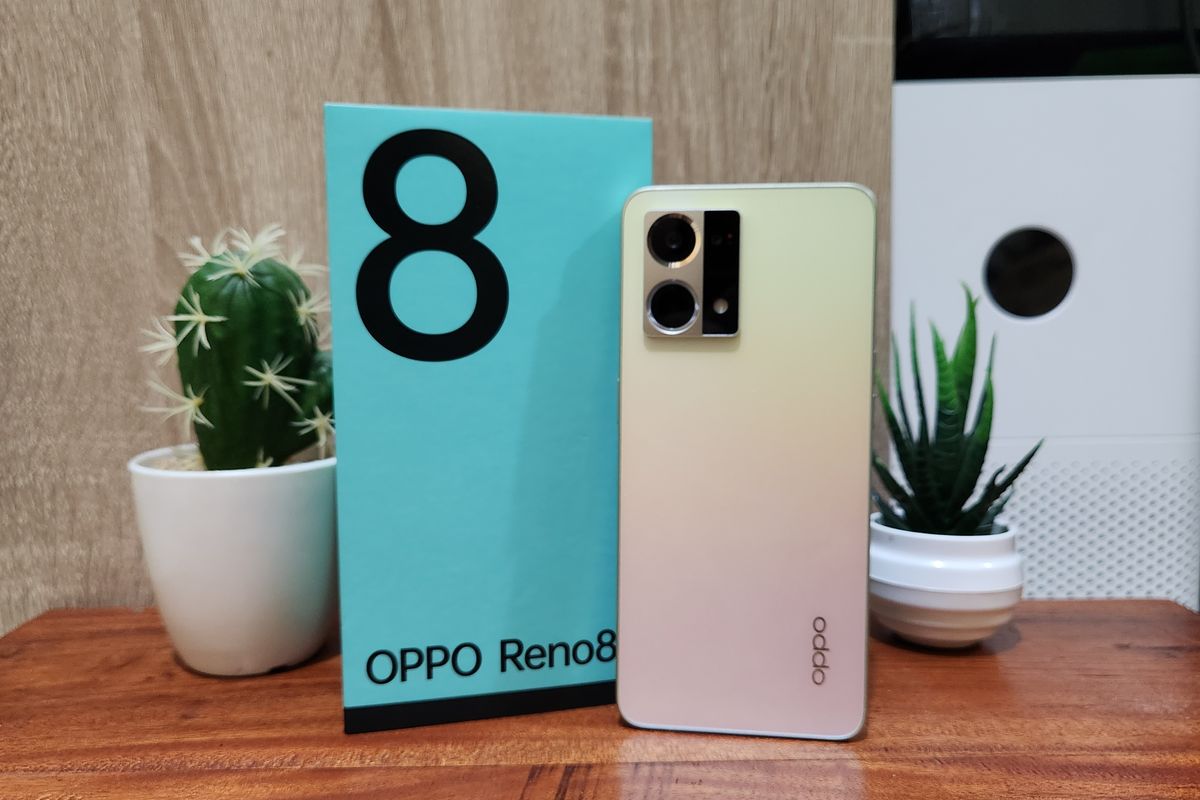 Oppo Reno8 dengan kotak penjualannya. Tampilan kotak penjualan Reno8 memiliki desain dan warna yang sama persis dengan Reno7, yaitu dibalut dengan mayoritas warna hijau toska dengan sentuhan hitam di bagian bawahnya. Bedanya tentu saja terlihat di tulisan OPPO Reno8 dan angka 8, alih-alih OPPO Reno7 dan angka 7.