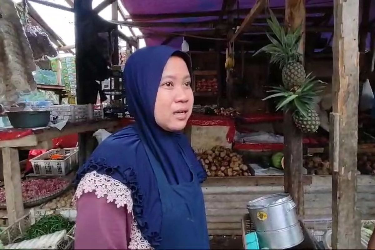 Imas Nurjanah (kacamata) dan Irma warga Deda Sukamaju saat menjelaskan kronologi angin puting beliung yang terjadi d Kecamatan Cimaung, Kabupaten Bandung, Jawa Barat, pada Rabu (24/4/2024) kemarin