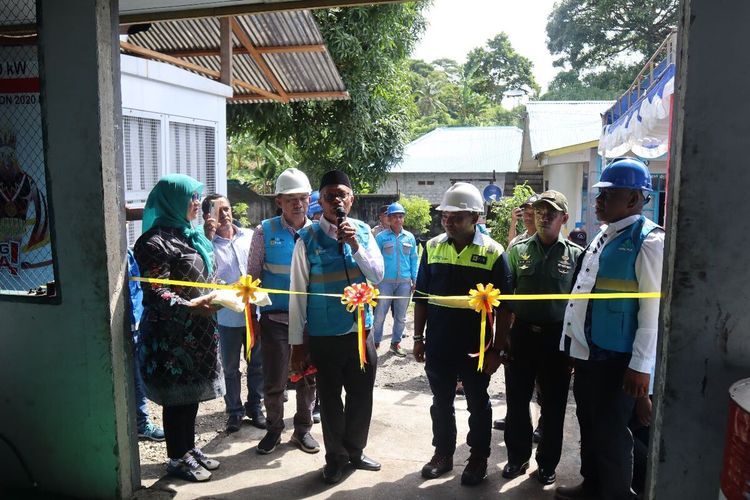 PT PLN Maluku-Maluku Utara meresmikan pengoperasian listrik 24 jam bagi 19 desa di kecamatan Leksula dan Fena Fafan, kabupaten Buru Selatan, Maluku, Rabu (21/12/2022)